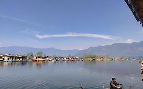 Lalarukh Group Of Houseboats
